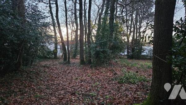 A vendre, en Charente Maritime, A BREUILLET Terrain à bâtir boisé de 1502 m² en sortie de bourg...