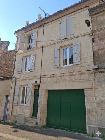 ANGOULEME CENTRE Immeuble de rapport composé d'un studio, 2 appartements et un garage