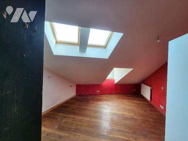 Appartement duplex traversant T 7 Chambéry.

Situé au premier étage d'un petit immeuble sans ...