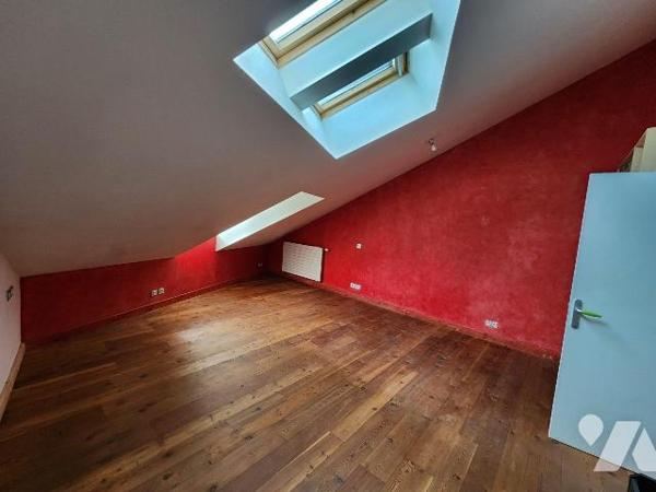 Appartement duplex traversant T 7 Chambéry.

Situé au premier étage d'un petit immeuble sans ...