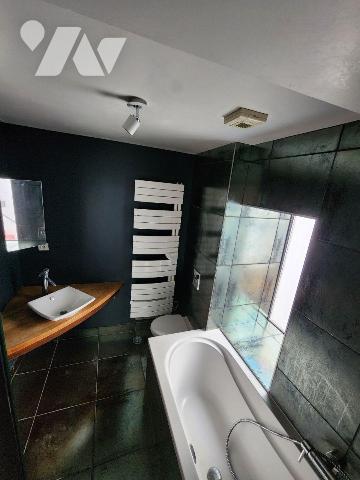 Appartement duplex traversant T 7 Chambéry.

Situé au premier étage d'un petit immeuble sans ...