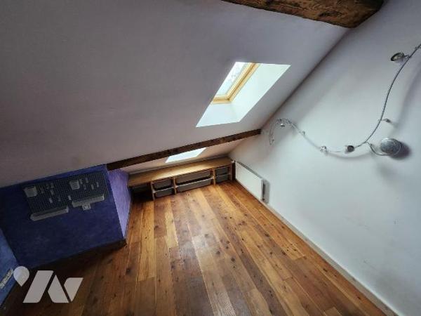 Appartement duplex traversant T 7 Chambéry.

Situé au premier étage d'un petit immeuble sans ...