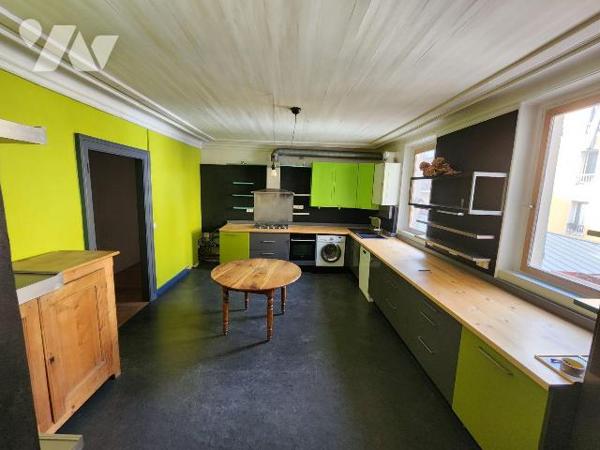 Appartement duplex traversant T 7 Chambéry.

Situé au premier étage d'un petit immeuble sans ...