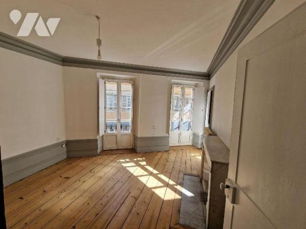 Appartement duplex traversant T 7 Chambéry.

Situé au premier étage d'un petit immeuble sans ...