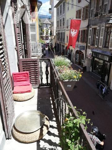 Appartement duplex traversant T 7 Chambéry.

Situé au premier étage d'un petit immeuble sans ...