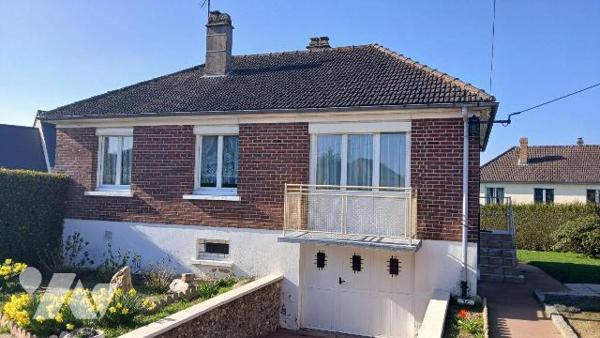 Pavillon élevé sur sous-sol complet et comprenant de plain-pied :
entrée, cuisine, séjour, sal...