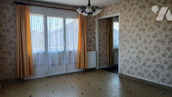 Pavillon élevé sur sous-sol complet et comprenant de plain-pied :
entrée, cuisine, séjour, sal...