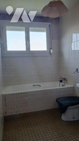 Pavillon élevé sur sous-sol complet et comprenant de plain-pied :
entrée, cuisine, séjour, sal...