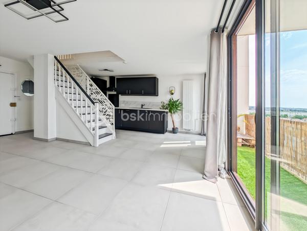 Opportunité!
Appartement duplex T3, deux chambres avec balcon, parking en sous-sol et cave!
Dans un secteur idéal à Champigny sur Marne, proche des Bords de Marne, à 4 arrêts de bus de la gare RER A Joinville Le Pont (bus aux pieds de l'immeuble) et tout proche du futur métro 15 Champigny Centre.
Tous les commerces, le marché de Joinville le pont, les écoles, une salle de sports seront les commodités qui vous apporteront confort au quotidien!
L'appartement est situé au deuxième étage avec ascenseur d'une copropriété composée de 60 lots d'habitation des années 70 très bien entretenue.
Le duplex est composé comme suit: une entrée avec rangement sous ascalier, une pièce de vie spacieuse de 29m2 avec cuisine ouverte et trés lumineuse exposée SUD prolongée d'un agréable balcon avec une vue dégagée (6m2). 
A l'étage de ce duplex, un espace nuit composé de deux chambres de 10 et 12.5m2, une salle de bain et des WC séparés.
Parking privé en sous sol et cave.

Les points forts: 
Quartier en qui bénéficie d'un grand dynamisme (métro imminent)
DPE C excellent (Chaudière collective récente)
Ravalement récent
Plan optimisé sans perte d'espace
Calme
Parking en sous-sol et cave
Charges 2900 euros incluant eau chaude, eau froide et chauffage (mais également une employée d'immeuble)
Local vélo
