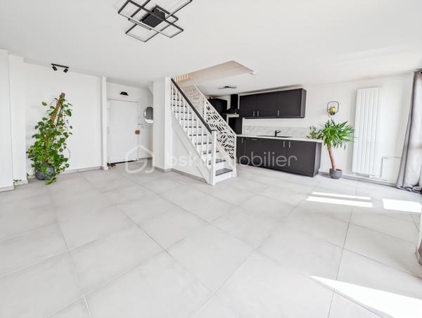 Opportunité!
Appartement duplex T3, deux chambres avec balcon, parking en sous-sol et cave!
Dans un secteur idéal à Champigny sur Marne, proche des Bords de Marne, à 4 arrêts de bus de la gare RER A Joinville Le Pont (bus aux pieds de l'immeuble) et tout proche du futur métro 15 Champigny Centre.
Tous les commerces, le marché de Joinville le pont, les écoles, une salle de sports seront les commodités qui vous apporteront confort au quotidien!
L'appartement est situé au deuxième étage avec ascenseur d'une copropriété composée de 60 lots d'habitation des années 70 très bien entretenue.
Le duplex est composé comme suit: une entrée avec rangement sous ascalier, une pièce de vie spacieuse de 29m2 avec cuisine ouverte et trés lumineuse exposée SUD prolongée d'un agréable balcon avec une vue dégagée (6m2). 
A l'étage de ce duplex, un espace nuit composé de deux chambres de 10 et 12.5m2, une salle de bain et des WC séparés.
Parking privé en sous sol et cave.

Les points forts: 
Quartier en qui bénéficie d'un grand dynamisme (métro imminent)
DPE C excellent (Chaudière collective récente)
Ravalement récent
Plan optimisé sans perte d'espace
Calme
Parking en sous-sol et cave
Charges 2900 euros incluant eau chaude, eau froide et chauffage (mais également une employée d'immeuble)
Local vélo
