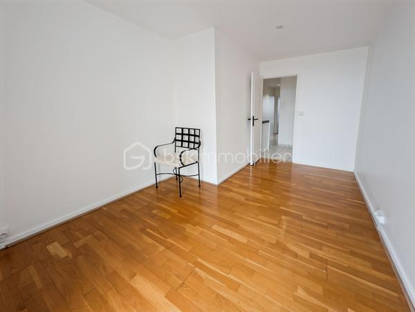 Opportunité!
Appartement duplex T3, deux chambres avec balcon, parking en sous-sol et cave!
Dans un secteur idéal à Champigny sur Marne, proche des Bords de Marne, à 4 arrêts de bus de la gare RER A Joinville Le Pont (bus aux pieds de l'immeuble) et tout proche du futur métro 15 Champigny Centre.
Tous les commerces, le marché de Joinville le pont, les écoles, une salle de sports seront les commodités qui vous apporteront confort au quotidien!
L'appartement est situé au deuxième étage avec ascenseur d'une copropriété composée de 60 lots d'habitation des années 70 très bien entretenue.
Le duplex est composé comme suit: une entrée avec rangement sous ascalier, une pièce de vie spacieuse de 29m2 avec cuisine ouverte et trés lumineuse exposée SUD prolongée d'un agréable balcon avec une vue dégagée (6m2). 
A l'étage de ce duplex, un espace nuit composé de deux chambres de 10 et 12.5m2, une salle de bain et des WC séparés.
Parking privé en sous sol et cave.

Les points forts: 
Quartier en qui bénéficie d'un grand dynamisme (métro imminent)
DPE C excellent (Chaudière collective récente)
Ravalement récent
Plan optimisé sans perte d'espace
Calme
Parking en sous-sol et cave
Charges 2900 euros incluant eau chaude, eau froide et chauffage (mais également une employée d'immeuble)
Local vélo