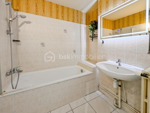 Opportunité!
Appartement duplex T3, deux chambres avec balcon, parking en sous-sol et cave!
Dans un secteur idéal à Champigny sur Marne, proche des Bords de Marne, à 4 arrêts de bus de la gare RER A Joinville Le Pont (bus aux pieds de l'immeuble) et tout proche du futur métro 15 Champigny Centre.
Tous les commerces, le marché de Joinville le pont, les écoles, une salle de sports seront les commodités qui vous apporteront confort au quotidien!
L'appartement est situé au deuxième étage avec ascenseur d'une copropriété composée de 60 lots d'habitation des années 70 très bien entretenue.
Le duplex est composé comme suit: une entrée avec rangement sous ascalier, une pièce de vie spacieuse de 29m2 avec cuisine ouverte et trés lumineuse exposée SUD prolongée d'un agréable balcon avec une vue dégagée (6m2). 
A l'étage de ce duplex, un espace nuit composé de deux chambres de 10 et 12.5m2, une salle de bain et des WC séparés.
Parking privé en sous sol et cave.

Les points forts: 
Quartier en qui bénéficie d'un grand dynamisme (métro imminent)
DPE C excellent (Chaudière collective récente)
Ravalement récent
Plan optimisé sans perte d'espace
Calme
Parking en sous-sol et cave
Charges 2900 euros incluant eau chaude, eau froide et chauffage (mais également une employée d'immeuble)
Local vélo