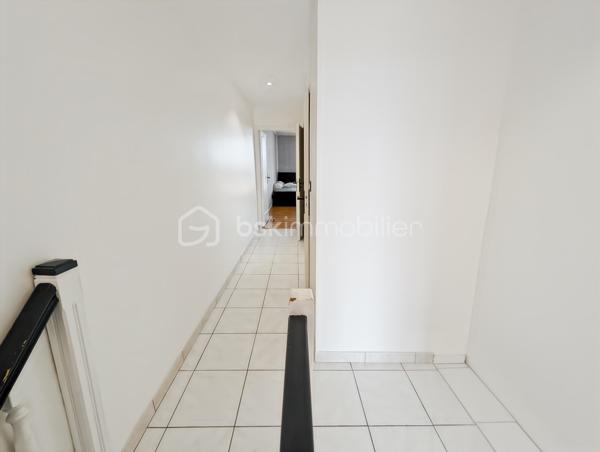 Opportunité!
Appartement duplex T3, deux chambres avec balcon, parking en sous-sol et cave!
Dans un secteur idéal à Champigny sur Marne, proche des Bords de Marne, à 4 arrêts de bus de la gare RER A Joinville Le Pont (bus aux pieds de l'immeuble) et tout proche du futur métro 15 Champigny Centre.
Tous les commerces, le marché de Joinville le pont, les écoles, une salle de sports seront les commodités qui vous apporteront confort au quotidien!
L'appartement est situé au deuxième étage avec ascenseur d'une copropriété composée de 60 lots d'habitation des années 70 très bien entretenue.
Le duplex est composé comme suit: une entrée avec rangement sous ascalier, une pièce de vie spacieuse de 29m2 avec cuisine ouverte et trés lumineuse exposée SUD prolongée d'un agréable balcon avec une vue dégagée (6m2). 
A l'étage de ce duplex, un espace nuit composé de deux chambres de 10 et 12.5m2, une salle de bain et des WC séparés.
Parking privé en sous sol et cave.

Les points forts: 
Quartier en qui bénéficie d'un grand dynamisme (métro imminent)
DPE C excellent (Chaudière collective récente)
Ravalement récent
Plan optimisé sans perte d'espace
Calme
Parking en sous-sol et cave
Charges 2900 euros incluant eau chaude, eau froide et chauffage (mais également une employée d'immeuble)
Local vélo