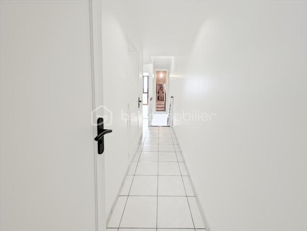 Opportunité!
Appartement duplex T3, deux chambres avec balcon, parking en sous-sol et cave!
Dans un secteur idéal à Champigny sur Marne, proche des Bords de Marne, à 4 arrêts de bus de la gare RER A Joinville Le Pont (bus aux pieds de l'immeuble) et tout proche du futur métro 15 Champigny Centre.
Tous les commerces, le marché de Joinville le pont, les écoles, une salle de sports seront les commodités qui vous apporteront confort au quotidien!
L'appartement est situé au deuxième étage avec ascenseur d'une copropriété composée de 60 lots d'habitation des années 70 très bien entretenue.
Le duplex est composé comme suit: une entrée avec rangement sous ascalier, une pièce de vie spacieuse de 29m2 avec cuisine ouverte et trés lumineuse exposée SUD prolongée d'un agréable balcon avec une vue dégagée (6m2). 
A l'étage de ce duplex, un espace nuit composé de deux chambres de 10 et 12.5m2, une salle de bain et des WC séparés.
Parking privé en sous sol et cave.

Les points forts: 
Quartier en qui bénéficie d'un grand dynamisme (métro imminent)
DPE C excellent (Chaudière collective récente)
Ravalement récent
Plan optimisé sans perte d'espace
Calme
Parking en sous-sol et cave
Charges 2900 euros incluant eau chaude, eau froide et chauffage (mais également une employée d'immeuble)
Local vélo