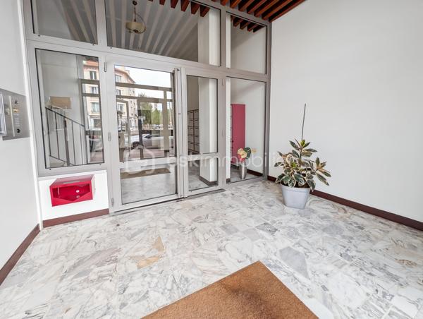 Opportunité!
Appartement duplex T3, deux chambres avec balcon, parking en sous-sol et cave!
Dans un secteur idéal à Champigny sur Marne, proche des Bords de Marne, à 4 arrêts de bus de la gare RER A Joinville Le Pont (bus aux pieds de l'immeuble) et tout proche du futur métro 15 Champigny Centre.
Tous les commerces, le marché de Joinville le pont, les écoles, une salle de sports seront les commodités qui vous apporteront confort au quotidien!
L'appartement est situé au deuxième étage avec ascenseur d'une copropriété composée de 60 lots d'habitation des années 70 très bien entretenue.
Le duplex est composé comme suit: une entrée avec rangement sous ascalier, une pièce de vie spacieuse de 29m2 avec cuisine ouverte et trés lumineuse exposée SUD prolongée d'un agréable balcon avec une vue dégagée (6m2). 
A l'étage de ce duplex, un espace nuit composé de deux chambres de 10 et 12.5m2, une salle de bain et des WC séparés.
Parking privé en sous sol et cave.

Les points forts: 
Quartier en qui bénéficie d'un grand dynamisme (métro imminent)
DPE C excellent (Chaudière collective récente)
Ravalement récent
Plan optimisé sans perte d'espace
Calme
Parking en sous-sol et cave
Charges 2900 euros incluant eau chaude, eau froide et chauffage (mais également une employée d'immeuble)
Local vélo