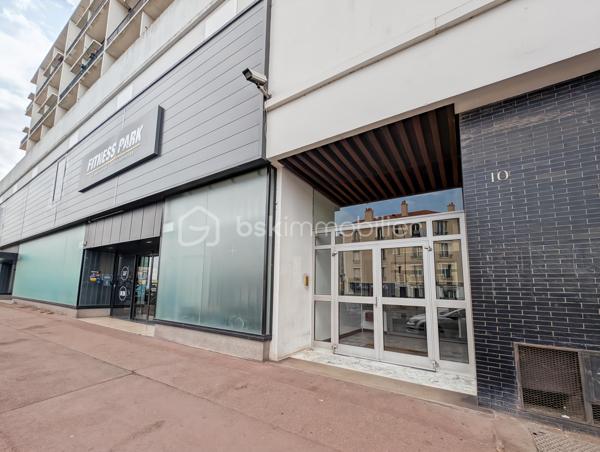 Opportunité!
Appartement duplex T3, deux chambres avec balcon, parking en sous-sol et cave!
Dans un secteur idéal à Champigny sur Marne, proche des Bords de Marne, à 4 arrêts de bus de la gare RER A Joinville Le Pont (bus aux pieds de l'immeuble) et tout proche du futur métro 15 Champigny Centre.
Tous les commerces, le marché de Joinville le pont, les écoles, une salle de sports seront les commodités qui vous apporteront confort au quotidien!
L'appartement est situé au deuxième étage avec ascenseur d'une copropriété composée de 60 lots d'habitation des années 70 très bien entretenue.
Le duplex est composé comme suit: une entrée avec rangement sous ascalier, une pièce de vie spacieuse de 29m2 avec cuisine ouverte et trés lumineuse exposée SUD prolongée d'un agréable balcon avec une vue dégagée (6m2). 
A l'étage de ce duplex, un espace nuit composé de deux chambres de 10 et 12.5m2, une salle de bain et des WC séparés.
Parking privé en sous sol et cave.

Les points forts: 
Quartier en qui bénéficie d'un grand dynamisme (métro imminent)
DPE C excellent (Chaudière collective récente)
Ravalement récent
Plan optimisé sans perte d'espace
Calme
Parking en sous-sol et cave
Charges 2900 euros incluant eau chaude, eau froide et chauffage (mais également une employée d'immeuble)
Local vélo