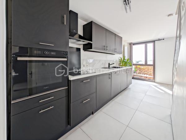 Opportunité!
Appartement duplex T3, deux chambres avec balcon, parking en sous-sol et cave!
Dans un secteur idéal à Champigny sur Marne, proche des Bords de Marne, à 4 arrêts de bus de la gare RER A Joinville Le Pont (bus aux pieds de l'immeuble) et tout proche du futur métro 15 Champigny Centre.
Tous les commerces, le marché de Joinville le pont, les écoles, une salle de sports seront les commodités qui vous apporteront confort au quotidien!
L'appartement est situé au deuxième étage avec ascenseur d'une copropriété composée de 60 lots d'habitation des années 70 très bien entretenue.
Le duplex est composé comme suit: une entrée avec rangement sous ascalier, une pièce de vie spacieuse de 29m2 avec cuisine ouverte et trés lumineuse exposée SUD prolongée d'un agréable balcon avec une vue dégagée (6m2). 
A l'étage de ce duplex, un espace nuit composé de deux chambres de 10 et 12.5m2, une salle de bain et des WC séparés.
Parking privé en sous sol et cave.

Les points forts: 
Quartier en qui bénéficie d'un grand dynamisme (métro imminent)
DPE C excellent (Chaudière collective récente)
Ravalement récent
Plan optimisé sans perte d'espace
Calme
Parking en sous-sol et cave
Charges 2900 euros incluant eau chaude, eau froide et chauffage (mais également une employée d'immeuble)
Local vélo