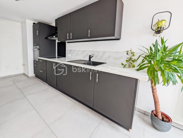 Opportunité!
Appartement duplex T3, deux chambres avec balcon, parking en sous-sol et cave!
Dans un secteur idéal à Champigny sur Marne, proche des Bords de Marne, à 4 arrêts de bus de la gare RER A Joinville Le Pont (bus aux pieds de l'immeuble) et tout proche du futur métro 15 Champigny Centre.
Tous les commerces, le marché de Joinville le pont, les écoles, une salle de sports seront les commodités qui vous apporteront confort au quotidien!
L'appartement est situé au deuxième étage avec ascenseur d'une copropriété composée de 60 lots d'habitation des années 70 très bien entretenue.
Le duplex est composé comme suit: une entrée avec rangement sous ascalier, une pièce de vie spacieuse de 29m2 avec cuisine ouverte et trés lumineuse exposée SUD prolongée d'un agréable balcon avec une vue dégagée (6m2). 
A l'étage de ce duplex, un espace nuit composé de deux chambres de 10 et 12.5m2, une salle de bain et des WC séparés.
Parking privé en sous sol et cave.

Les points forts: 
Quartier en qui bénéficie d'un grand dynamisme (métro imminent)
DPE C excellent (Chaudière collective récente)
Ravalement récent
Plan optimisé sans perte d'espace
Calme
Parking en sous-sol et cave
Charges 2900 euros incluant eau chaude, eau froide et chauffage (mais également une employée d'immeuble)
Local vélo