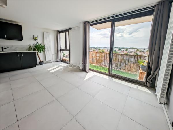 Opportunité!
Appartement duplex T3, deux chambres avec balcon, parking en sous-sol et cave!
Dans un secteur idéal à Champigny sur Marne, proche des Bords de Marne, à 4 arrêts de bus de la gare RER A Joinville Le Pont (bus aux pieds de l'immeuble) et tout proche du futur métro 15 Champigny Centre.
Tous les commerces, le marché de Joinville le pont, les écoles, une salle de sports seront les commodités qui vous apporteront confort au quotidien!
L'appartement est situé au deuxième étage avec ascenseur d'une copropriété composée de 60 lots d'habitation des années 70 très bien entretenue.
Le duplex est composé comme suit: une entrée avec rangement sous ascalier, une pièce de vie spacieuse de 29m2 avec cuisine ouverte et trés lumineuse exposée SUD prolongée d'un agréable balcon avec une vue dégagée (6m2). 
A l'étage de ce duplex, un espace nuit composé de deux chambres de 10 et 12.5m2, une salle de bain et des WC séparés.
Parking privé en sous sol et cave.

Les points forts: 
Quartier en qui bénéficie d'un grand dynamisme (métro imminent)
DPE C excellent (Chaudière collective récente)
Ravalement récent
Plan optimisé sans perte d'espace
Calme
Parking en sous-sol et cave
Charges 2900 euros incluant eau chaude, eau froide et chauffage (mais également une employée d'immeuble)
Local vélo