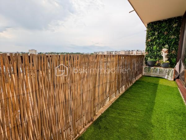 Opportunité!
Appartement duplex T3, deux chambres avec balcon, parking en sous-sol et cave!
Dans un secteur idéal à Champigny sur Marne, proche des Bords de Marne, à 4 arrêts de bus de la gare RER A Joinville Le Pont (bus aux pieds de l'immeuble) et tout proche du futur métro 15 Champigny Centre.
Tous les commerces, le marché de Joinville le pont, les écoles, une salle de sports seront les commodités qui vous apporteront confort au quotidien!
L'appartement est situé au deuxième étage avec ascenseur d'une copropriété composée de 60 lots d'habitation des années 70 très bien entretenue.
Le duplex est composé comme suit: une entrée avec rangement sous ascalier, une pièce de vie spacieuse de 29m2 avec cuisine ouverte et trés lumineuse exposée SUD prolongée d'un agréable balcon avec une vue dégagée (6m2). 
A l'étage de ce duplex, un espace nuit composé de deux chambres de 10 et 12.5m2, une salle de bain et des WC séparés.
Parking privé en sous sol et cave.

Les points forts: 
Quartier en qui bénéficie d'un grand dynamisme (métro imminent)
DPE C excellent (Chaudière collective récente)
Ravalement récent
Plan optimisé sans perte d'espace
Calme
Parking en sous-sol et cave
Charges 2900 euros incluant eau chaude, eau froide et chauffage (mais également une employée d'immeuble)
Local vélo
