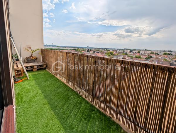 Opportunité!
Appartement duplex T3, deux chambres avec balcon, parking en sous-sol et cave!
Dans un secteur idéal à Champigny sur Marne, proche des Bords de Marne, à 4 arrêts de bus de la gare RER A Joinville Le Pont (bus aux pieds de l'immeuble) et tout proche du futur métro 15 Champigny Centre.
Tous les commerces, le marché de Joinville le pont, les écoles, une salle de sports seront les commodités qui vous apporteront confort au quotidien!
L'appartement est situé au deuxième étage avec ascenseur d'une copropriété composée de 60 lots d'habitation des années 70 très bien entretenue.
Le duplex est composé comme suit: une entrée avec rangement sous ascalier, une pièce de vie spacieuse de 29m2 avec cuisine ouverte et trés lumineuse exposée SUD prolongée d'un agréable balcon avec une vue dégagée (6m2). 
A l'étage de ce duplex, un espace nuit composé de deux chambres de 10 et 12.5m2, une salle de bain et des WC séparés.
Parking privé en sous sol et cave.

Les points forts: 
Quartier en qui bénéficie d'un grand dynamisme (métro imminent)
DPE C excellent (Chaudière collective récente)
Ravalement récent
Plan optimisé sans perte d'espace
Calme
Parking en sous-sol et cave
Charges 2900 euros incluant eau chaude, eau froide et chauffage (mais également une employée d'immeuble)
Local vélo