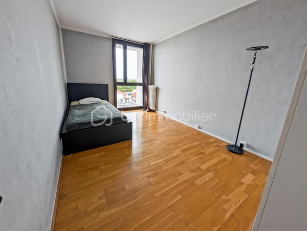 Opportunité!
Appartement duplex T3, deux chambres avec balcon, parking en sous-sol et cave!
Dans un secteur idéal à Champigny sur Marne, proche des Bords de Marne, à 4 arrêts de bus de la gare RER A Joinville Le Pont (bus aux pieds de l'immeuble) et tout proche du futur métro 15 Champigny Centre.
Tous les commerces, le marché de Joinville le pont, les écoles, une salle de sports seront les commodités qui vous apporteront confort au quotidien!
L'appartement est situé au deuxième étage avec ascenseur d'une copropriété composée de 60 lots d'habitation des années 70 très bien entretenue.
Le duplex est composé comme suit: une entrée avec rangement sous ascalier, une pièce de vie spacieuse de 29m2 avec cuisine ouverte et trés lumineuse exposée SUD prolongée d'un agréable balcon avec une vue dégagée (6m2). 
A l'étage de ce duplex, un espace nuit composé de deux chambres de 10 et 12.5m2, une salle de bain et des WC séparés.
Parking privé en sous sol et cave.

Les points forts: 
Quartier en qui bénéficie d'un grand dynamisme (métro imminent)
DPE C excellent (Chaudière collective récente)
Ravalement récent
Plan optimisé sans perte d'espace
Calme
Parking en sous-sol et cave
Charges 2900 euros incluant eau chaude, eau froide et chauffage (mais également une employée d'immeuble)
Local vélo