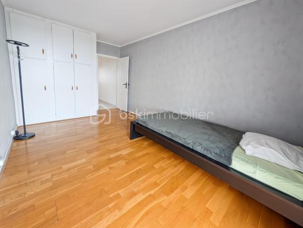 Opportunité!
Appartement duplex T3, deux chambres avec balcon, parking en sous-sol et cave!
Dans un secteur idéal à Champigny sur Marne, proche des Bords de Marne, à 4 arrêts de bus de la gare RER A Joinville Le Pont (bus aux pieds de l'immeuble) et tout proche du futur métro 15 Champigny Centre.
Tous les commerces, le marché de Joinville le pont, les écoles, une salle de sports seront les commodités qui vous apporteront confort au quotidien!
L'appartement est situé au deuxième étage avec ascenseur d'une copropriété composée de 60 lots d'habitation des années 70 très bien entretenue.
Le duplex est composé comme suit: une entrée avec rangement sous ascalier, une pièce de vie spacieuse de 29m2 avec cuisine ouverte et trés lumineuse exposée SUD prolongée d'un agréable balcon avec une vue dégagée (6m2). 
A l'étage de ce duplex, un espace nuit composé de deux chambres de 10 et 12.5m2, une salle de bain et des WC séparés.
Parking privé en sous sol et cave.

Les points forts: 
Quartier en qui bénéficie d'un grand dynamisme (métro imminent)
DPE C excellent (Chaudière collective récente)
Ravalement récent
Plan optimisé sans perte d'espace
Calme
Parking en sous-sol et cave
Charges 2900 euros incluant eau chaude, eau froide et chauffage (mais également une employée d'immeuble)
Local vélo