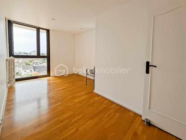 Opportunité!
Appartement duplex T3, deux chambres avec balcon, parking en sous-sol et cave!
Dans un secteur idéal à Champigny sur Marne, proche des Bords de Marne, à 4 arrêts de bus de la gare RER A Joinville Le Pont (bus aux pieds de l'immeuble) et tout proche du futur métro 15 Champigny Centre.
Tous les commerces, le marché de Joinville le pont, les écoles, une salle de sports seront les commodités qui vous apporteront confort au quotidien!
L'appartement est situé au deuxième étage avec ascenseur d'une copropriété composée de 60 lots d'habitation des années 70 très bien entretenue.
Le duplex est composé comme suit: une entrée avec rangement sous ascalier, une pièce de vie spacieuse de 29m2 avec cuisine ouverte et trés lumineuse exposée SUD prolongée d'un agréable balcon avec une vue dégagée (6m2). 
A l'étage de ce duplex, un espace nuit composé de deux chambres de 10 et 12.5m2, une salle de bain et des WC séparés.
Parking privé en sous sol et cave.

Les points forts: 
Quartier en qui bénéficie d'un grand dynamisme (métro imminent)
DPE C excellent (Chaudière collective récente)
Ravalement récent
Plan optimisé sans perte d'espace
Calme
Parking en sous-sol et cave
Charges 2900 euros incluant eau chaude, eau froide et chauffage (mais également une employée d'immeuble)
Local vélo