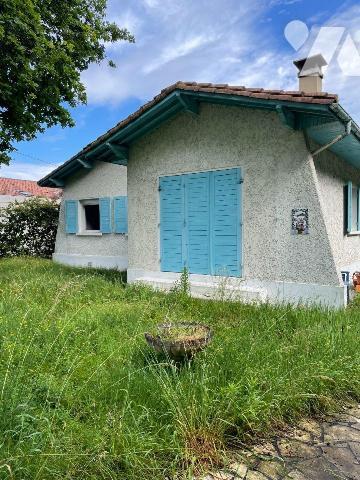 LA TESTE DE BUCH CENTRE, à proximité de tous commerces, sur très beau terrain de 1346 m2, maiso...