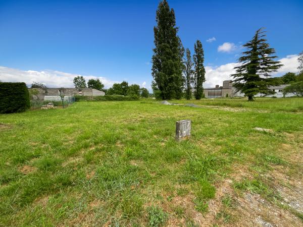 Terrain
        
        - 830 m²