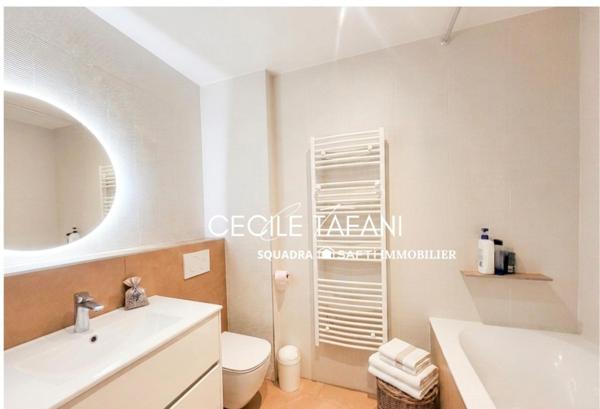 Maison de ville avec piscine.