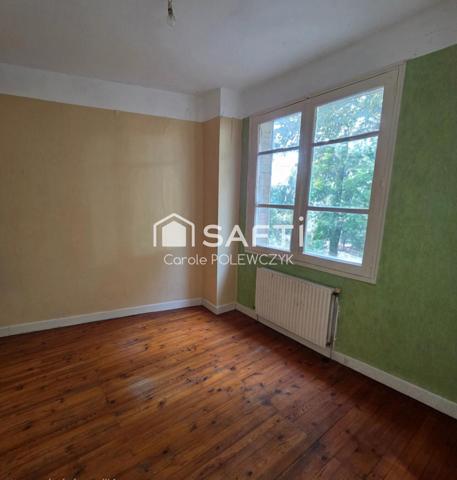 MAISON DE VILLE AVEC GARAGE : BEAU POTENTIEL A REVELER