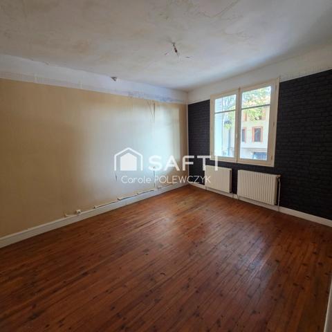 MAISON DE VILLE AVEC GARAGE : BEAU POTENTIEL A REVELER