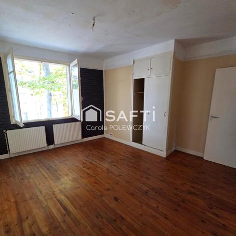 MAISON DE VILLE AVEC GARAGE : BEAU POTENTIEL A REVELER