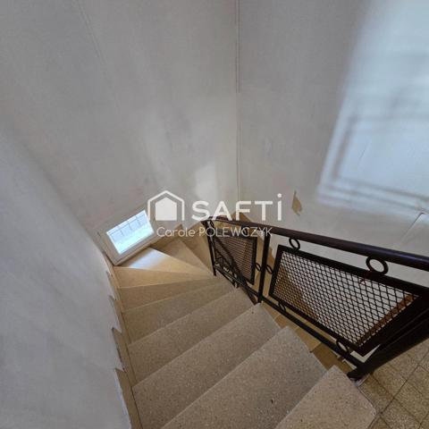 MAISON DE VILLE AVEC GARAGE : BEAU POTENTIEL A REVELER