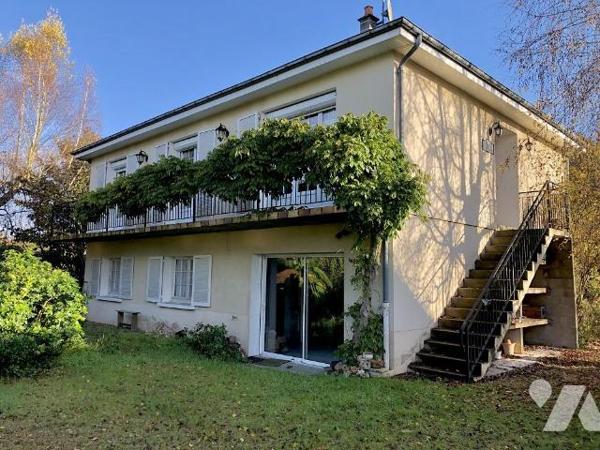 LA FLECHE : PAVILLON sur deux niveaux sur terrain 866 m²