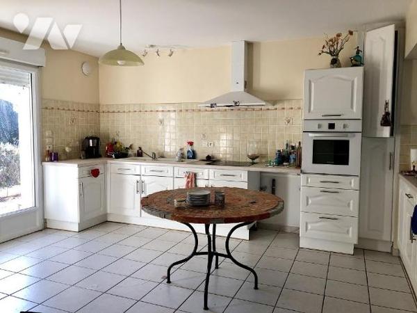 LA FLECHE : PAVILLON sur deux niveaux sur terrain 866 m²