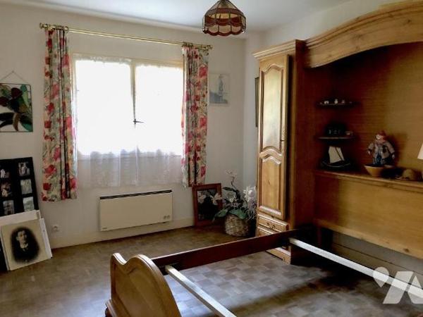 LA FLECHE : PAVILLON sur deux niveaux sur terrain 866 m²