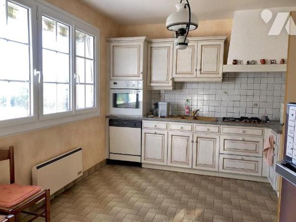 LA FLECHE : PAVILLON sur deux niveaux sur terrain 866 m²