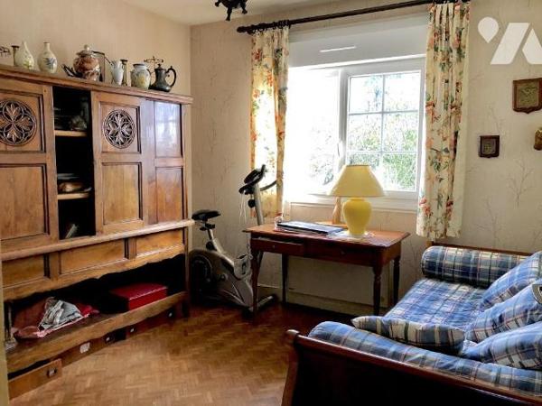 LA FLECHE : PAVILLON sur deux niveaux sur terrain 866 m²