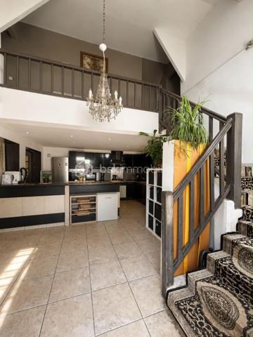 Situé à Méréville, dans un environnement pratique avec commerces, écoles et commodités à proximité, ainsi que la gare d’Angerville permettant de rejoindre Paris Austerlitz, découvrez cet ensemble immobilier rare à fort potentiel, idéal pour investisseur, marchand de biens ou projet patrimonial.
L’ensemble comprend 4 biens immobiliers, implantés sur une parcelle de plus de 2 000 m², comprenant :

Une maison de 105 m² pleine de charme, entièrement à rénover, avec cheminée, jardin et grande cave
Une maison de 85 m² à rafraîchir, avec jardin et cave
Un bien d’environ 141 m² offrant de beaux volumes et un fort potentiel d’aménagement
Une maison d’environ 94 m² avec cuisine, salon, WC, 3 chambres et salle de bain

Mais également :

Un hangar, idéal pour stockage, atelier ou activité
Une dépendance offrant encore de belles possibilités
Un terrain constructible d’environ 280 m²

Un ensemble offrant de nombreuses possibilités : investissement locatif, division, revente à la découpe, projet familial ou patrimonial.
L’ensemble est disponible à la vente en totalité, avec également la possibilité d’acquérir les biens séparément selon votre projet — n’hésitez pas à consulter mes autres annonces pour le détail de chaque bien
Un ensemble avec énormément de potentiel, que ce soit pour résidence principale avec revenus locatifs, investissement patrimonial ou projet de division.
Plus d’informations sur demande.