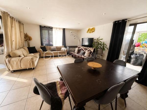 Situé à Méréville, dans un environnement pratique avec commerces, écoles et commodités à proximité, ainsi que la gare d’Angerville permettant de rejoindre Paris Austerlitz, découvrez cet ensemble immobilier rare à fort potentiel, idéal pour investisseur, marchand de biens ou projet patrimonial.
L’ensemble comprend 4 biens immobiliers, implantés sur une parcelle de plus de 2 000 m², comprenant :

Une maison de 105 m² pleine de charme, entièrement à rénover, avec cheminée, jardin et grande cave
Une maison de 85 m² à rafraîchir, avec jardin et cave
Un bien d’environ 141 m² offrant de beaux volumes et un fort potentiel d’aménagement
Une maison d’environ 94 m² avec cuisine, salon, WC, 3 chambres et salle de bain

Mais également :

Un hangar, idéal pour stockage, atelier ou activité
Une dépendance offrant encore de belles possibilités
Un terrain constructible d’environ 280 m²

Un ensemble offrant de nombreuses possibilités : investissement locatif, division, revente à la découpe, projet familial ou patrimonial.
L’ensemble est disponible à la vente en totalité, avec également la possibilité d’acquérir les biens séparément selon votre projet — n’hésitez pas à consulter mes autres annonces pour le détail de chaque bien
Un ensemble avec énormément de potentiel, que ce soit pour résidence principale avec revenus locatifs, investissement patrimonial ou projet de division.
Plus d’informations sur demande.