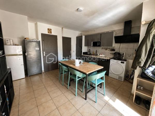 Situé à Méréville, dans un environnement pratique avec commerces, écoles et commodités à proximité, ainsi que la gare d’Angerville permettant de rejoindre Paris Austerlitz, découvrez cet ensemble immobilier rare à fort potentiel, idéal pour investisseur, marchand de biens ou projet patrimonial.
L’ensemble comprend 4 biens immobiliers, implantés sur une parcelle de plus de 2 000 m², comprenant :

Une maison de 105 m² pleine de charme, entièrement à rénover, avec cheminée, jardin et grande cave
Une maison de 85 m² à rafraîchir, avec jardin et cave
Un bien d’environ 141 m² offrant de beaux volumes et un fort potentiel d’aménagement
Une maison d’environ 94 m² avec cuisine, salon, WC, 3 chambres et salle de bain

Mais également :

Un hangar, idéal pour stockage, atelier ou activité
Une dépendance offrant encore de belles possibilités
Un terrain constructible d’environ 280 m²

Un ensemble offrant de nombreuses possibilités : investissement locatif, division, revente à la découpe, projet familial ou patrimonial.
L’ensemble est disponible à la vente en totalité, avec également la possibilité d’acquérir les biens séparément selon votre projet — n’hésitez pas à consulter mes autres annonces pour le détail de chaque bien
Un ensemble avec énormément de potentiel, que ce soit pour résidence principale avec revenus locatifs, investissement patrimonial ou projet de division.
Plus d’informations sur demande.