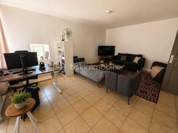Situé à Méréville, dans un environnement pratique avec commerces, écoles et commodités à proximité, ainsi que la gare d’Angerville permettant de rejoindre Paris Austerlitz, découvrez cet ensemble immobilier rare à fort potentiel, idéal pour investisseur, marchand de biens ou projet patrimonial.
L’ensemble comprend 4 biens immobiliers, implantés sur une parcelle de plus de 2 000 m², comprenant :

Une maison de 105 m² pleine de charme, entièrement à rénover, avec cheminée, jardin et grande cave
Une maison de 85 m² à rafraîchir, avec jardin et cave
Un bien d’environ 141 m² offrant de beaux volumes et un fort potentiel d’aménagement
Une maison d’environ 94 m² avec cuisine, salon, WC, 3 chambres et salle de bain

Mais également :

Un hangar, idéal pour stockage, atelier ou activité
Une dépendance offrant encore de belles possibilités
Un terrain constructible d’environ 280 m²

Un ensemble offrant de nombreuses possibilités : investissement locatif, division, revente à la découpe, projet familial ou patrimonial.
L’ensemble est disponible à la vente en totalité, avec également la possibilité d’acquérir les biens séparément selon votre projet — n’hésitez pas à consulter mes autres annonces pour le détail de chaque bien
Un ensemble avec énormément de potentiel, que ce soit pour résidence principale avec revenus locatifs, investissement patrimonial ou projet de division.
Plus d’informations sur demande.