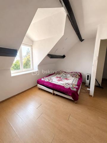 Situé à Méréville, dans un environnement pratique avec commerces, écoles et commodités à proximité, ainsi que la gare d’Angerville permettant de rejoindre Paris Austerlitz, découvrez cet ensemble immobilier rare à fort potentiel, idéal pour investisseur, marchand de biens ou projet patrimonial.
L’ensemble comprend 4 biens immobiliers, implantés sur une parcelle de plus de 2 000 m², comprenant :

Une maison de 105 m² pleine de charme, entièrement à rénover, avec cheminée, jardin et grande cave
Une maison de 85 m² à rafraîchir, avec jardin et cave
Un bien d’environ 141 m² offrant de beaux volumes et un fort potentiel d’aménagement
Une maison d’environ 94 m² avec cuisine, salon, WC, 3 chambres et salle de bain

Mais également :

Un hangar, idéal pour stockage, atelier ou activité
Une dépendance offrant encore de belles possibilités
Un terrain constructible d’environ 280 m²

Un ensemble offrant de nombreuses possibilités : investissement locatif, division, revente à la découpe, projet familial ou patrimonial.
L’ensemble est disponible à la vente en totalité, avec également la possibilité d’acquérir les biens séparément selon votre projet — n’hésitez pas à consulter mes autres annonces pour le détail de chaque bien
Un ensemble avec énormément de potentiel, que ce soit pour résidence principale avec revenus locatifs, investissement patrimonial ou projet de division.
Plus d’informations sur demande.