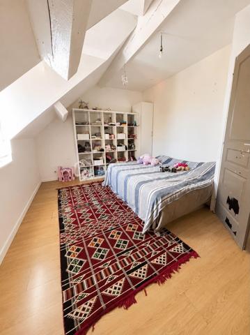 Situé à Méréville, dans un environnement pratique avec commerces, écoles et commodités à proximité, ainsi que la gare d’Angerville permettant de rejoindre Paris Austerlitz, découvrez cet ensemble immobilier rare à fort potentiel, idéal pour investisseur, marchand de biens ou projet patrimonial.
L’ensemble comprend 4 biens immobiliers, implantés sur une parcelle de plus de 2 000 m², comprenant :

Une maison de 105 m² pleine de charme, entièrement à rénover, avec cheminée, jardin et grande cave
Une maison de 85 m² à rafraîchir, avec jardin et cave
Un bien d’environ 141 m² offrant de beaux volumes et un fort potentiel d’aménagement
Une maison d’environ 94 m² avec cuisine, salon, WC, 3 chambres et salle de bain

Mais également :

Un hangar, idéal pour stockage, atelier ou activité
Une dépendance offrant encore de belles possibilités
Un terrain constructible d’environ 280 m²

Un ensemble offrant de nombreuses possibilités : investissement locatif, division, revente à la découpe, projet familial ou patrimonial.
L’ensemble est disponible à la vente en totalité, avec également la possibilité d’acquérir les biens séparément selon votre projet — n’hésitez pas à consulter mes autres annonces pour le détail de chaque bien
Un ensemble avec énormément de potentiel, que ce soit pour résidence principale avec revenus locatifs, investissement patrimonial ou projet de division.
Plus d’informations sur demande.