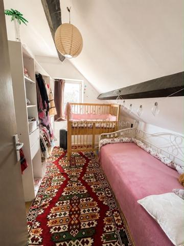 Situé à Méréville, dans un environnement pratique avec commerces, écoles et commodités à proximité, ainsi que la gare d’Angerville permettant de rejoindre Paris Austerlitz, découvrez cet ensemble immobilier rare à fort potentiel, idéal pour investisseur, marchand de biens ou projet patrimonial.
L’ensemble comprend 4 biens immobiliers, implantés sur une parcelle de plus de 2 000 m², comprenant :

Une maison de 105 m² pleine de charme, entièrement à rénover, avec cheminée, jardin et grande cave
Une maison de 85 m² à rafraîchir, avec jardin et cave
Un bien d’environ 141 m² offrant de beaux volumes et un fort potentiel d’aménagement
Une maison d’environ 94 m² avec cuisine, salon, WC, 3 chambres et salle de bain

Mais également :

Un hangar, idéal pour stockage, atelier ou activité
Une dépendance offrant encore de belles possibilités
Un terrain constructible d’environ 280 m²

Un ensemble offrant de nombreuses possibilités : investissement locatif, division, revente à la découpe, projet familial ou patrimonial.
L’ensemble est disponible à la vente en totalité, avec également la possibilité d’acquérir les biens séparément selon votre projet — n’hésitez pas à consulter mes autres annonces pour le détail de chaque bien
Un ensemble avec énormément de potentiel, que ce soit pour résidence principale avec revenus locatifs, investissement patrimonial ou projet de division.
Plus d’informations sur demande.