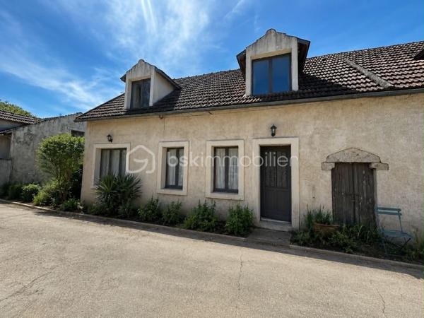Situé à Méréville, dans un environnement pratique avec commerces, écoles et commodités à proximité, ainsi que la gare d’Angerville permettant de rejoindre Paris Austerlitz, découvrez cet ensemble immobilier rare à fort potentiel, idéal pour investisseur, marchand de biens ou projet patrimonial.
L’ensemble comprend 4 biens immobiliers, implantés sur une parcelle de plus de 2 000 m², comprenant :

Une maison de 105 m² pleine de charme, entièrement à rénover, avec cheminée, jardin et grande cave
Une maison de 85 m² à rafraîchir, avec jardin et cave
Un bien d’environ 141 m² offrant de beaux volumes et un fort potentiel d’aménagement
Une maison d’environ 94 m² avec cuisine, salon, WC, 3 chambres et salle de bain

Mais également :

Un hangar, idéal pour stockage, atelier ou activité
Une dépendance offrant encore de belles possibilités
Un terrain constructible d’environ 280 m²

Un ensemble offrant de nombreuses possibilités : investissement locatif, division, revente à la découpe, projet familial ou patrimonial.
L’ensemble est disponible à la vente en totalité, avec également la possibilité d’acquérir les biens séparément selon votre projet — n’hésitez pas à consulter mes autres annonces pour le détail de chaque bien
Un ensemble avec énormément de potentiel, que ce soit pour résidence principale avec revenus locatifs, investissement patrimonial ou projet de division.
Plus d’informations sur demande.