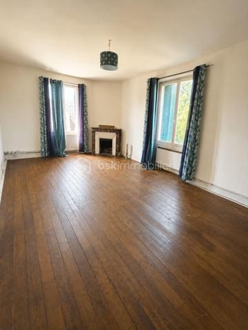 Situé à Méréville, dans un environnement pratique avec commerces, écoles et commodités à proximité, ainsi que la gare d’Angerville permettant de rejoindre Paris Austerlitz, découvrez cet ensemble immobilier rare à fort potentiel, idéal pour investisseur, marchand de biens ou projet patrimonial.
L’ensemble comprend 4 biens immobiliers, implantés sur une parcelle de plus de 2 000 m², comprenant :

Une maison de 105 m² pleine de charme, entièrement à rénover, avec cheminée, jardin et grande cave
Une maison de 85 m² à rafraîchir, avec jardin et cave
Un bien d’environ 141 m² offrant de beaux volumes et un fort potentiel d’aménagement
Une maison d’environ 94 m² avec cuisine, salon, WC, 3 chambres et salle de bain

Mais également :

Un hangar, idéal pour stockage, atelier ou activité
Une dépendance offrant encore de belles possibilités
Un terrain constructible d’environ 280 m²

Un ensemble offrant de nombreuses possibilités : investissement locatif, division, revente à la découpe, projet familial ou patrimonial.
L’ensemble est disponible à la vente en totalité, avec également la possibilité d’acquérir les biens séparément selon votre projet — n’hésitez pas à consulter mes autres annonces pour le détail de chaque bien
Un ensemble avec énormément de potentiel, que ce soit pour résidence principale avec revenus locatifs, investissement patrimonial ou projet de division.
Plus d’informations sur demande.