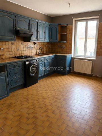 Situé à Méréville, dans un environnement pratique avec commerces, écoles et commodités à proximité, ainsi que la gare d’Angerville permettant de rejoindre Paris Austerlitz, découvrez cet ensemble immobilier rare à fort potentiel, idéal pour investisseur, marchand de biens ou projet patrimonial.
L’ensemble comprend 4 biens immobiliers, implantés sur une parcelle de plus de 2 000 m², comprenant :

Une maison de 105 m² pleine de charme, entièrement à rénover, avec cheminée, jardin et grande cave
Une maison de 85 m² à rafraîchir, avec jardin et cave
Un bien d’environ 141 m² offrant de beaux volumes et un fort potentiel d’aménagement
Une maison d’environ 94 m² avec cuisine, salon, WC, 3 chambres et salle de bain

Mais également :

Un hangar, idéal pour stockage, atelier ou activité
Une dépendance offrant encore de belles possibilités
Un terrain constructible d’environ 280 m²

Un ensemble offrant de nombreuses possibilités : investissement locatif, division, revente à la découpe, projet familial ou patrimonial.
L’ensemble est disponible à la vente en totalité, avec également la possibilité d’acquérir les biens séparément selon votre projet — n’hésitez pas à consulter mes autres annonces pour le détail de chaque bien
Un ensemble avec énormément de potentiel, que ce soit pour résidence principale avec revenus locatifs, investissement patrimonial ou projet de division.
Plus d’informations sur demande.